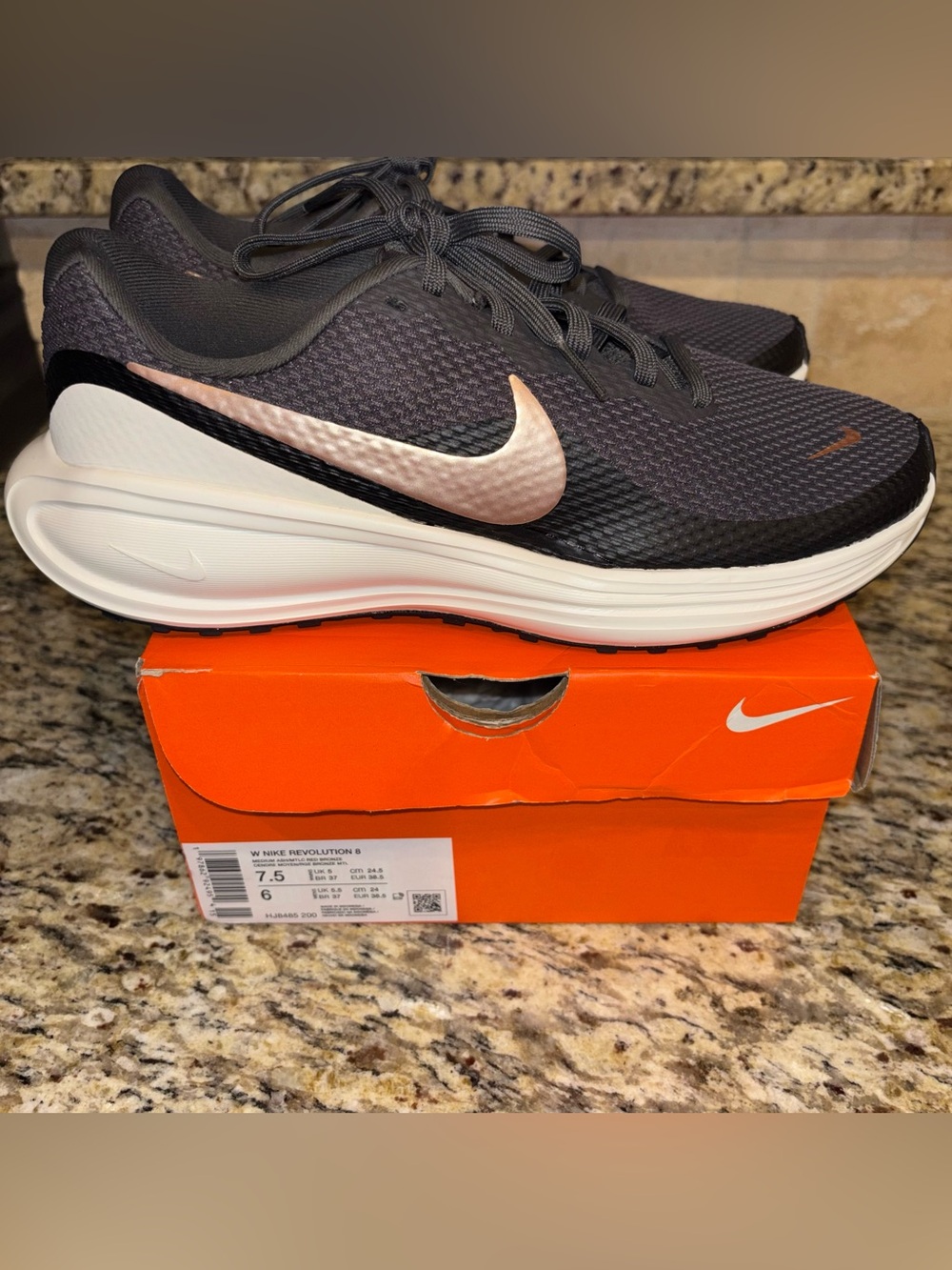 New Nike Women’s Shoes size 7.5